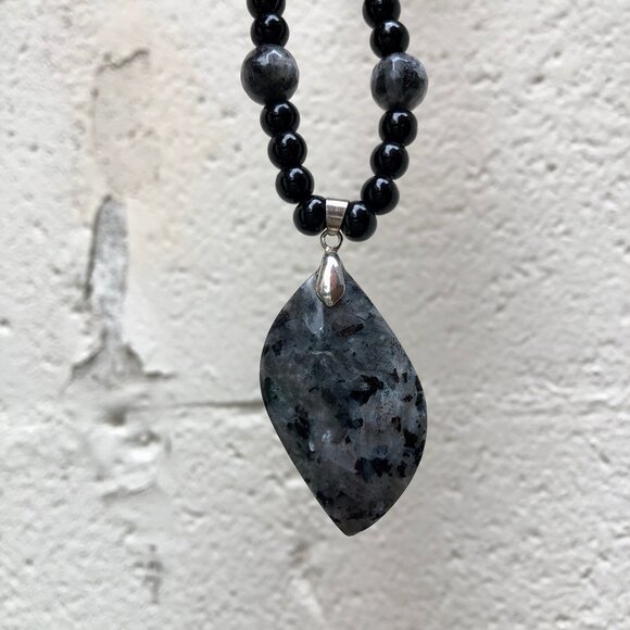 Black labradorite pendant with natural stone bead necklace. - Picture 6 of 9